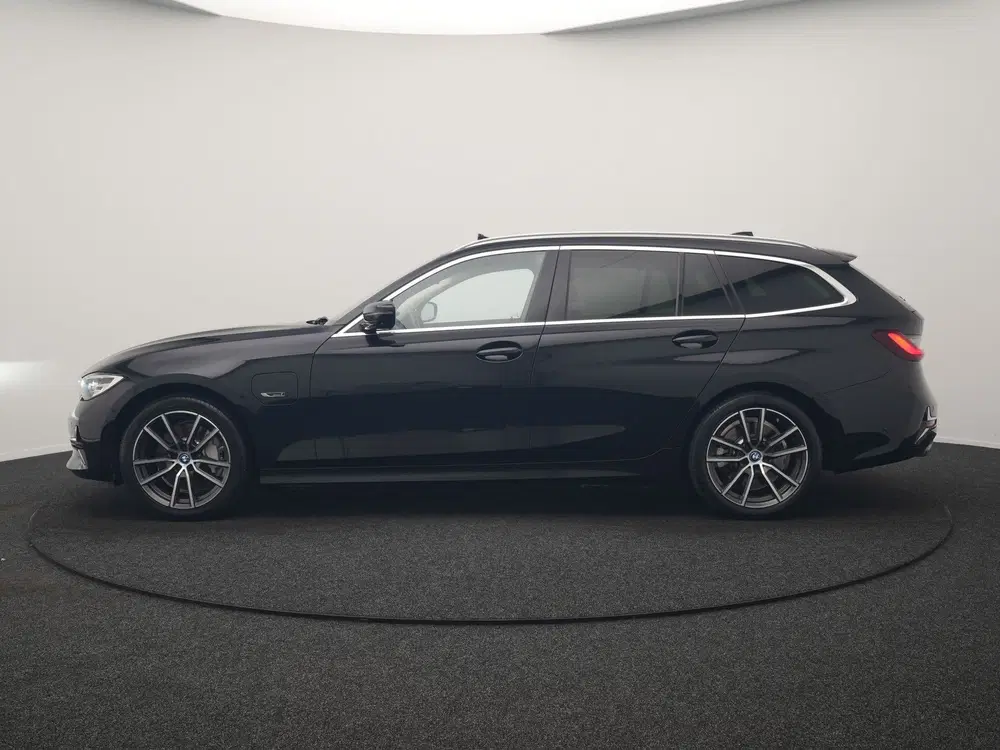 BMW 3-serie 3 Serie Touring 330e Luxury Line PHEV 293p uit 2022, foto 2