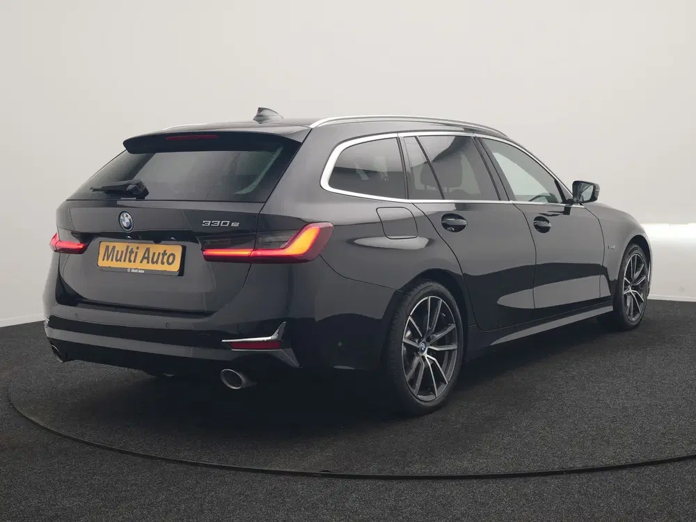 BMW 3-serie 3 Serie Touring 330e Luxury Line PHEV 293p uit 2022, foto 3