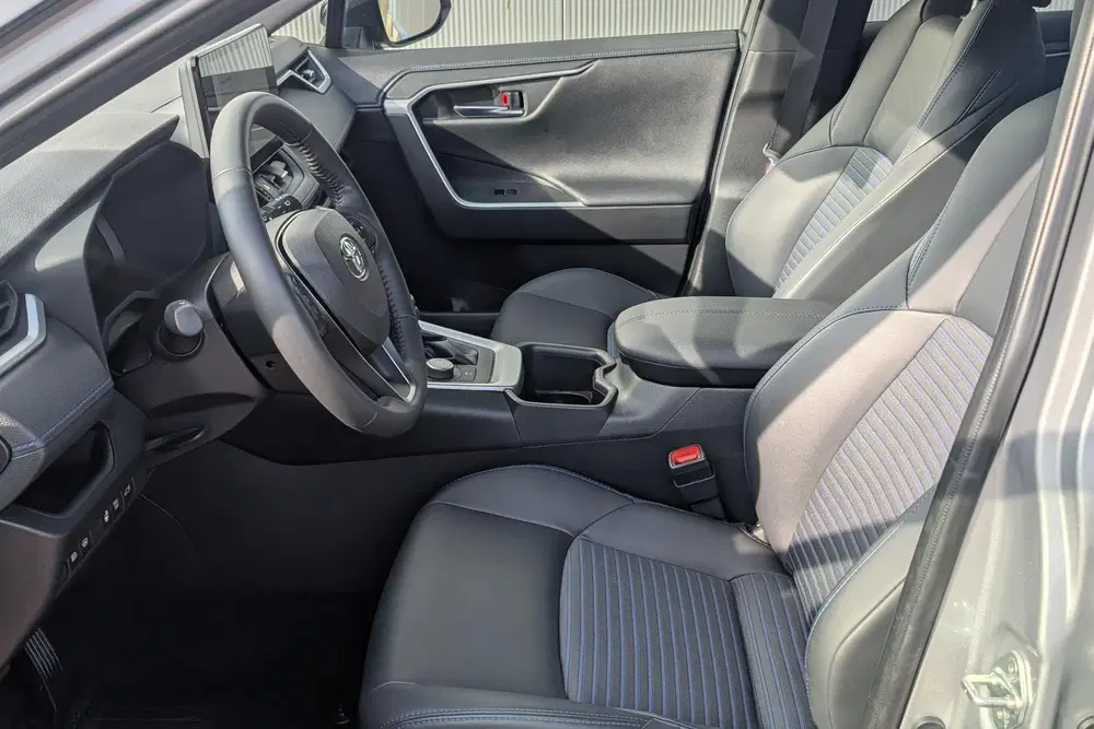 Toyota RAV 4 AWD Bi-tone uit 2025, foto 12