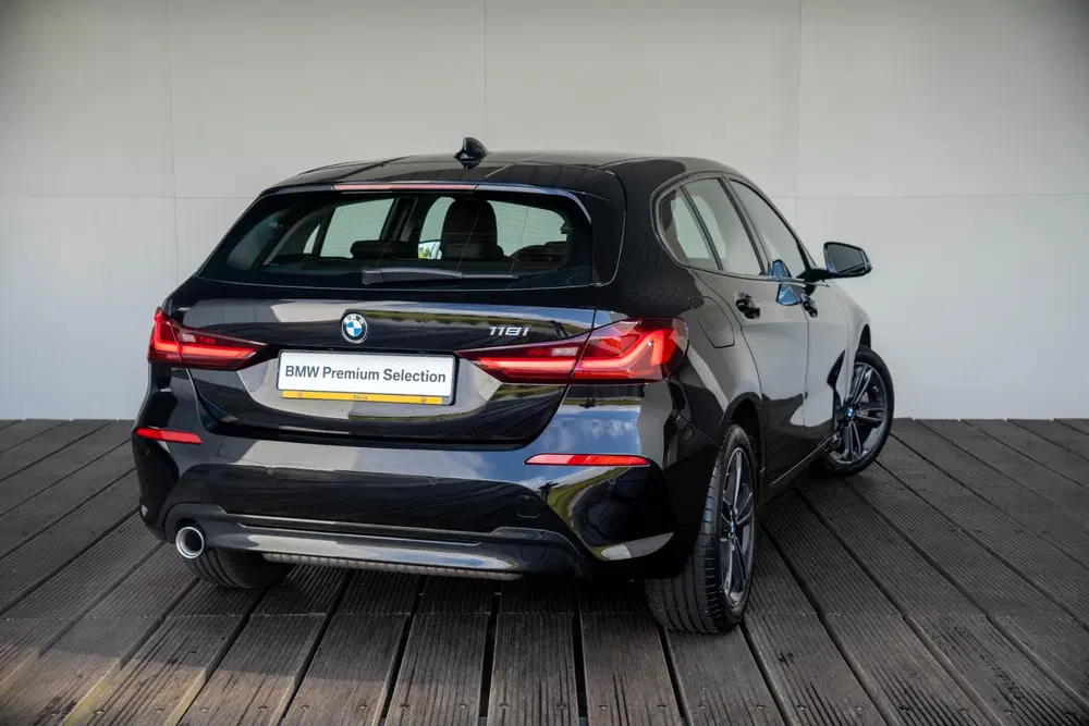 BMW 1-serie 5-deurs 118i Sport Line uit 2023, foto 2