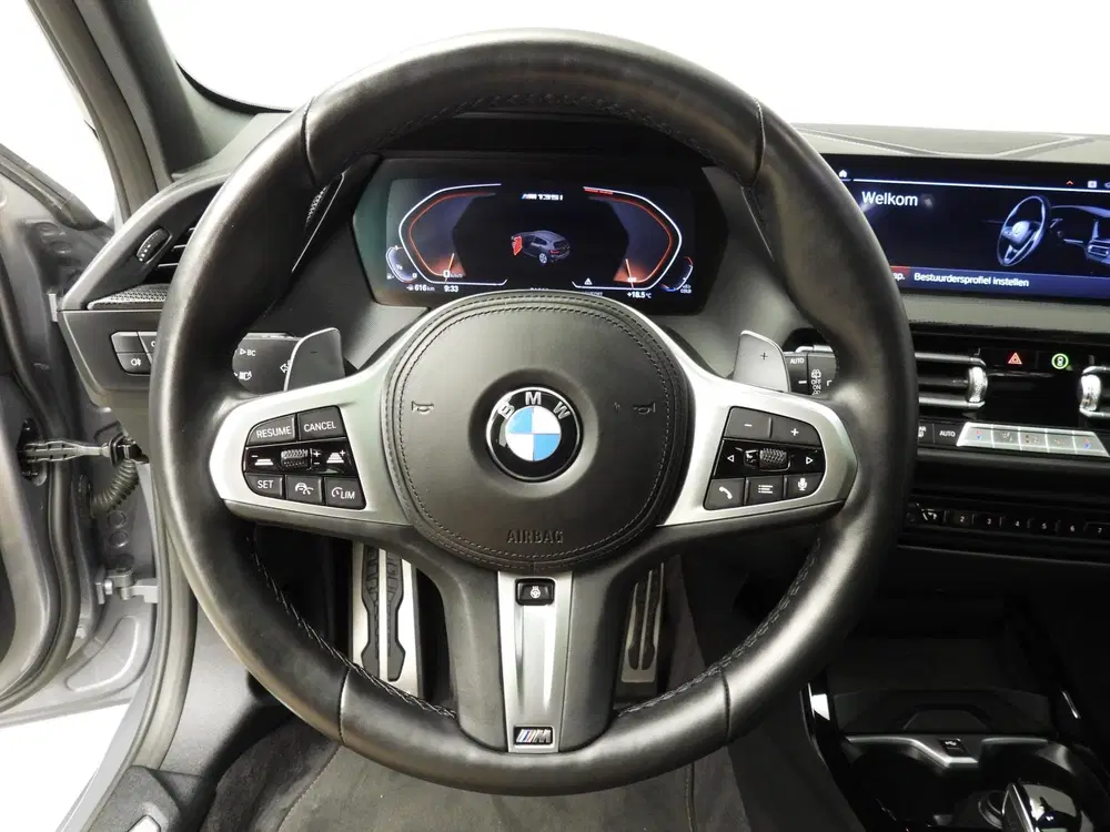 BMW 1-serie 5-deurs M135i xDrive uit 2023, foto 10