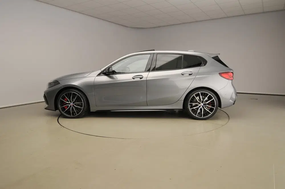 BMW 1-serie 5-deurs M135i xDrive uit 2023, foto 2