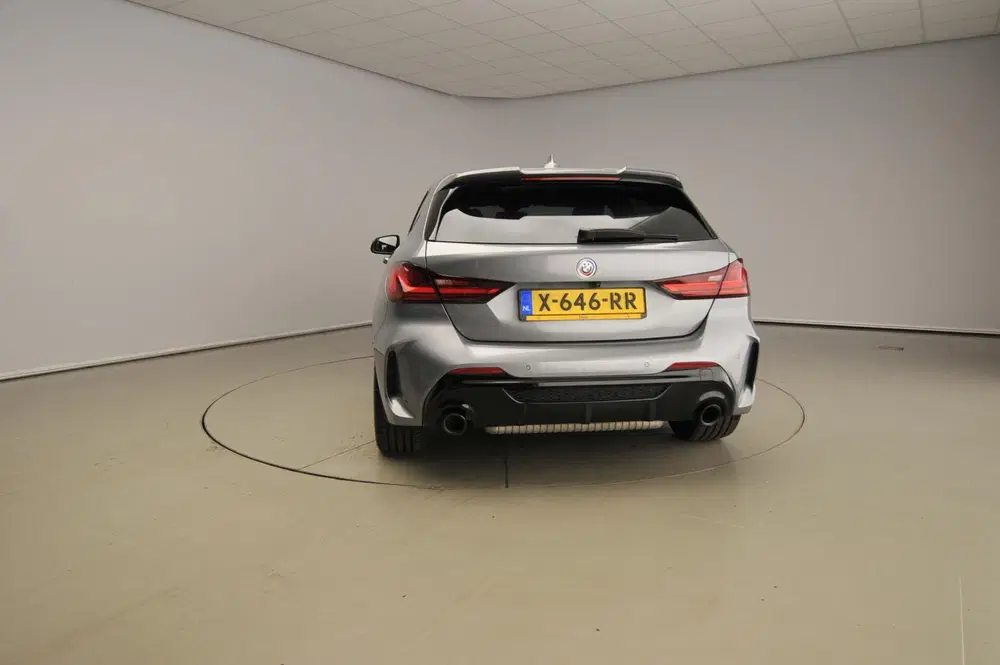 BMW 1-serie 5-deurs M135i xDrive uit 2023, foto 3