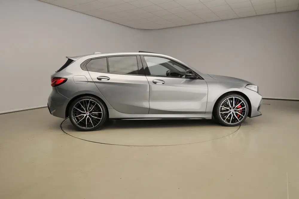 BMW 1-serie 5-deurs M135i xDrive uit 2023, foto 4