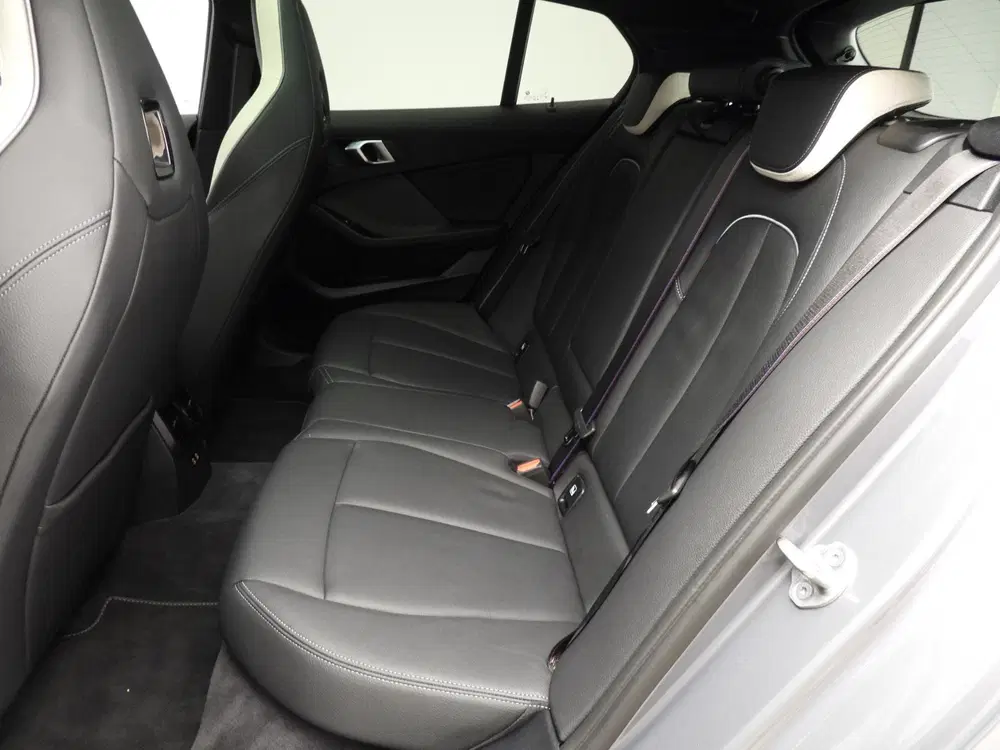 BMW 1-serie 5-deurs M135i xDrive uit 2023, foto 8