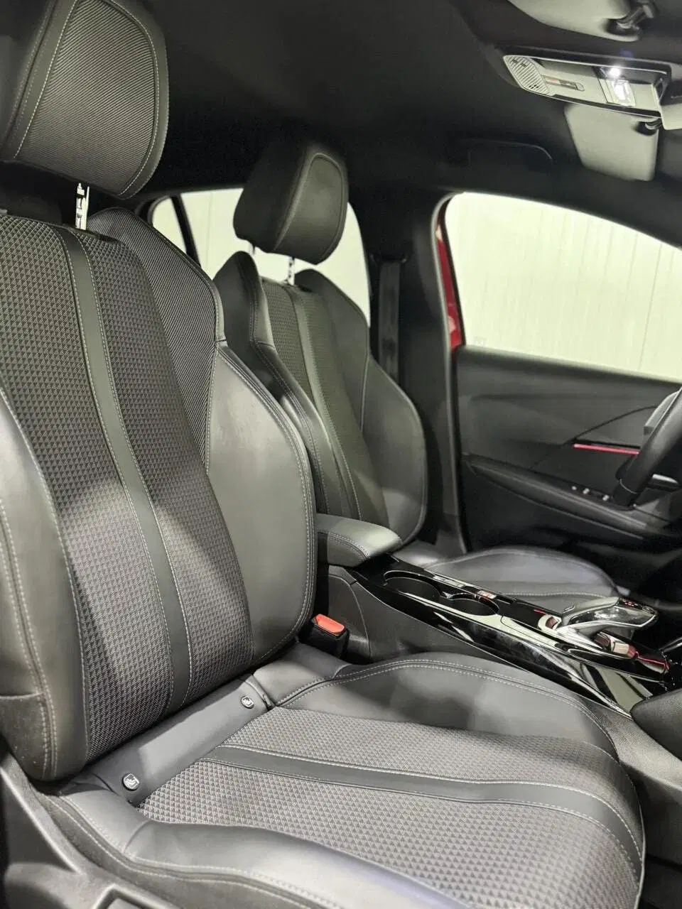 Peugeot 208 1.2 Pure Tech GT Line uit 2020, foto 11