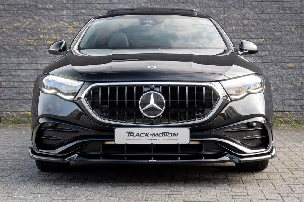 Mercedes-Benz E-Klasse 300 e AMG Line Panoramadak Black & Bl uit 2025, foto 3