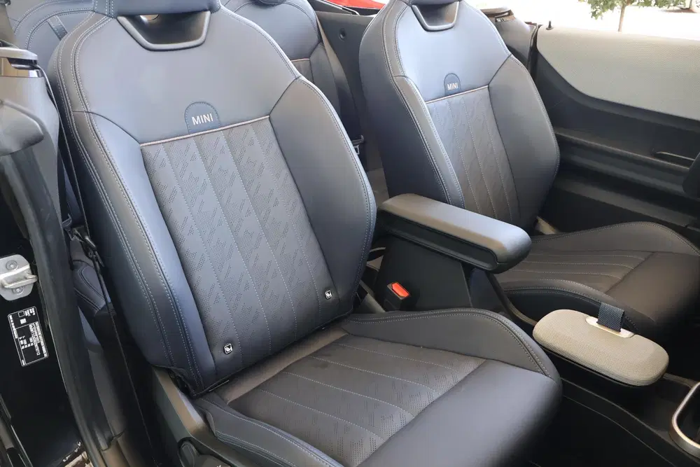 Mini Cabrio 2.0 Cooper C Favoured L uit 2025, foto 10