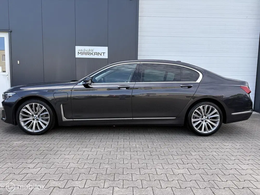 BMW 7-serie 745Le Sky Lounge uit 2021, foto 2