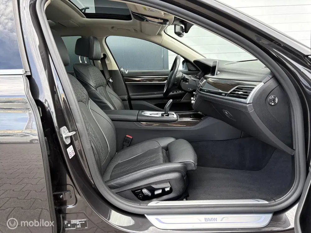 BMW 7-serie 745Le Sky Lounge uit 2021, foto 8