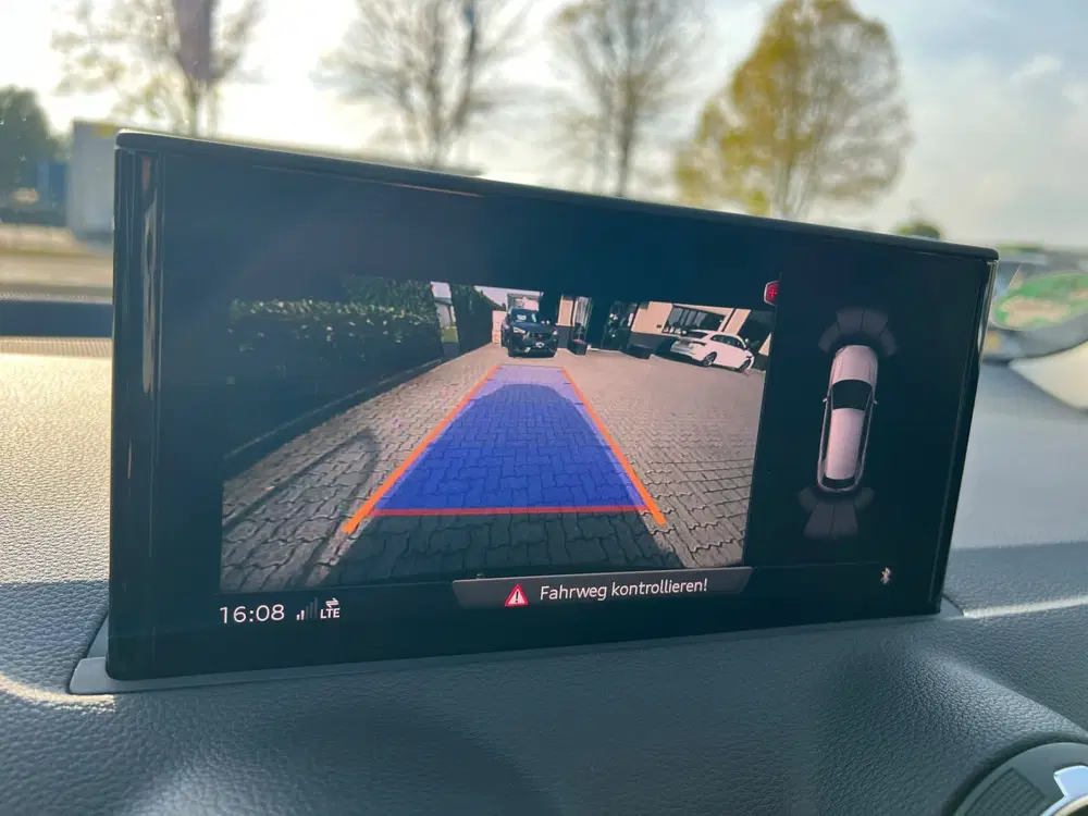 Audi Q2 35 TFSI S Edition camera uit 2023, foto 10