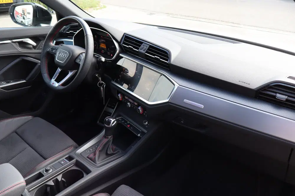 Audi Q3 45 TFSI e 3x S-Line uit 2023, foto 2