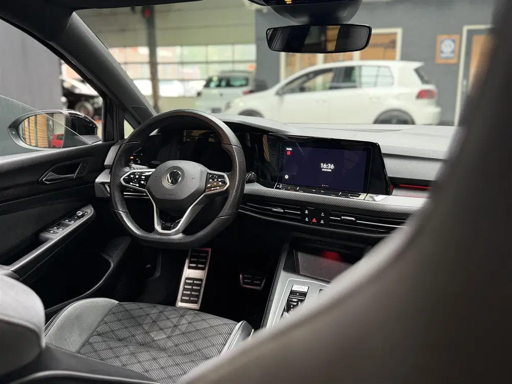 Volkswagen Golf 1.5 eTSI R-Line DSG uit 2021, foto 4