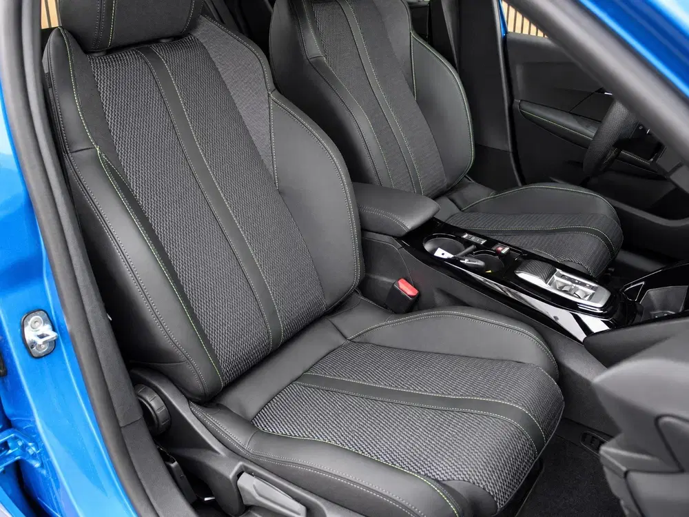 Peugeot 208 1.2 Hybrid 110 e-DCS6 GT VOORRAAD KORTING uit 2026, foto 15