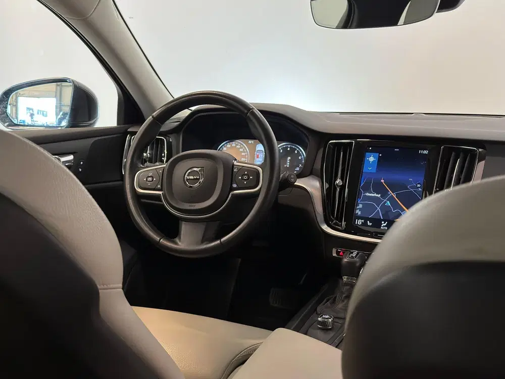 Volvo V60 2.0 T5 Momentum uit 2019, foto 8