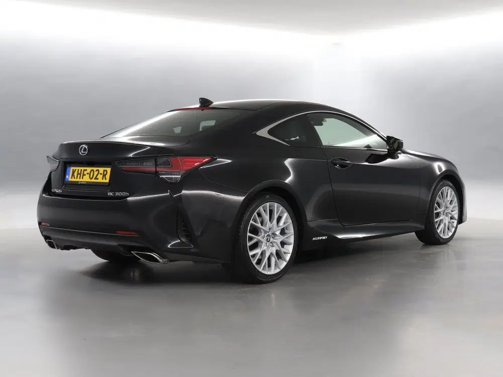 Lexus RC 300h Luxury Line uit 2019, foto 2