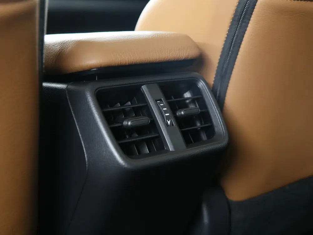 Lexus UX 250h First Edition uit 2019, foto 15