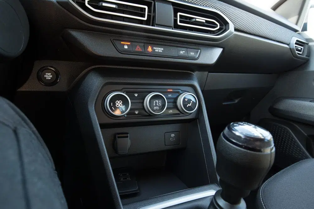 Dacia Sandero 1.0 TCe 90 Journey uit 2025, foto 8