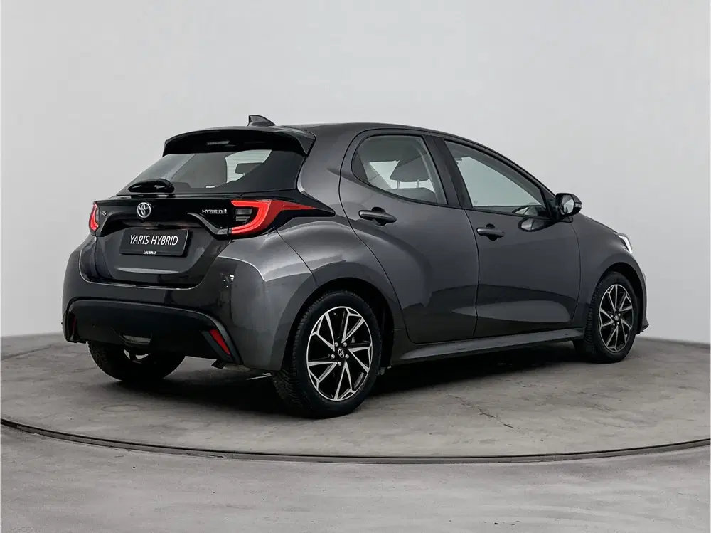 Toyota Yaris 1.5 Hybrid 115 First Edition uit 2022, foto 2