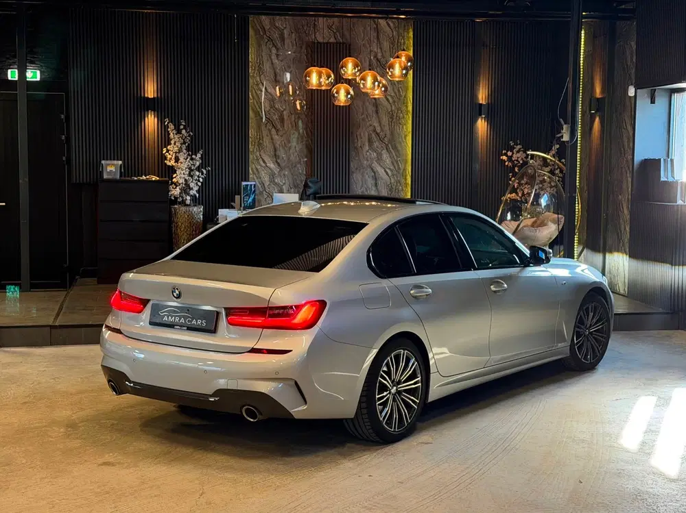 BMW 3-serie 320i High Executive uit 2020, foto 2
