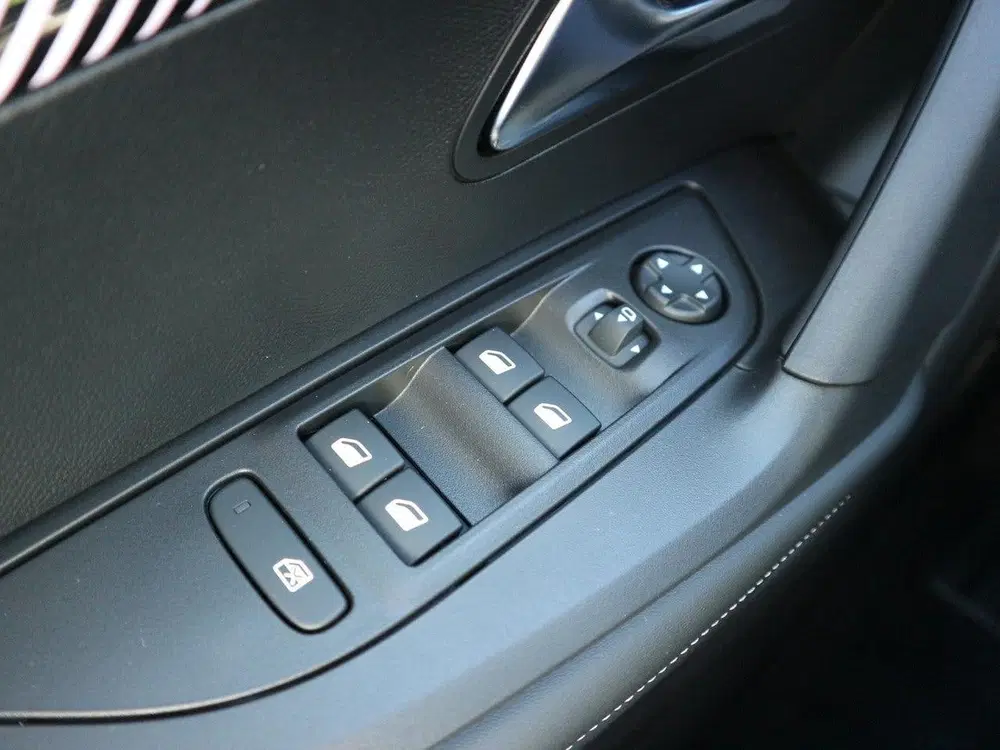 Peugeot 2008 1.2 Hybrid 145 GT uit 2026, foto 10
