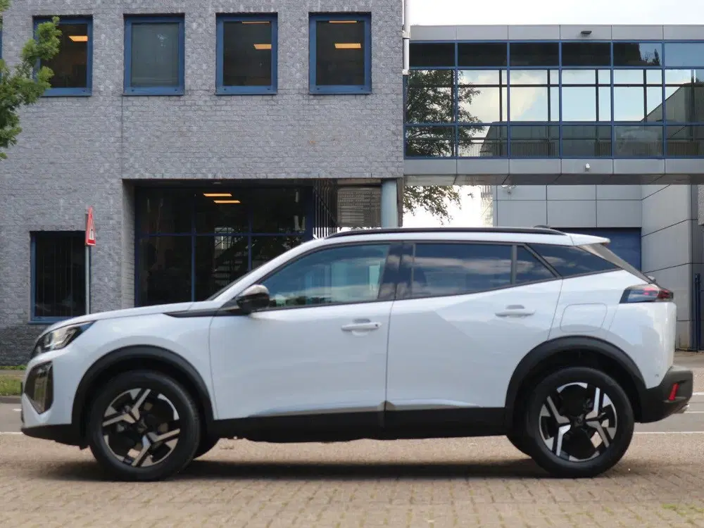 Peugeot 2008 1.2 Hybrid 145 GT uit 2026, foto 2