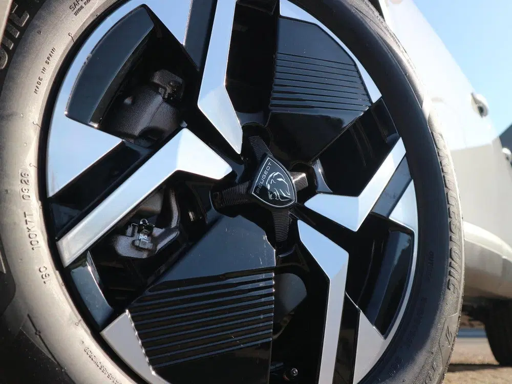 Peugeot 2008 1.2 Hybrid 145 GT uit 2026, foto 4