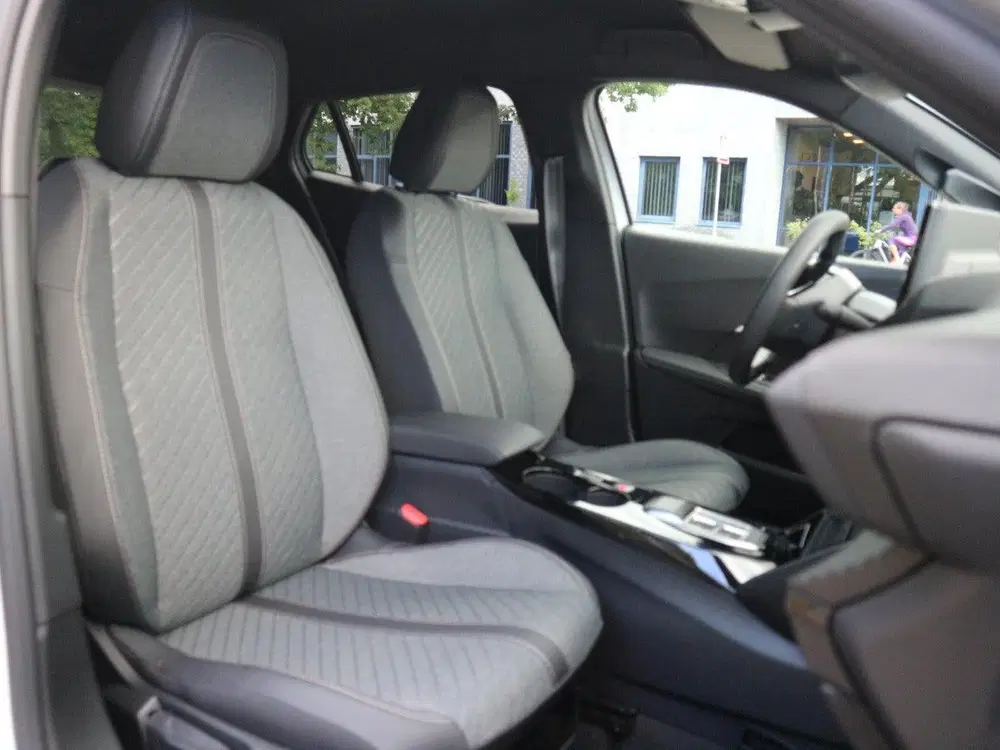 Peugeot 2008 1.2 Hybrid 145 GT uit 2026, foto 8