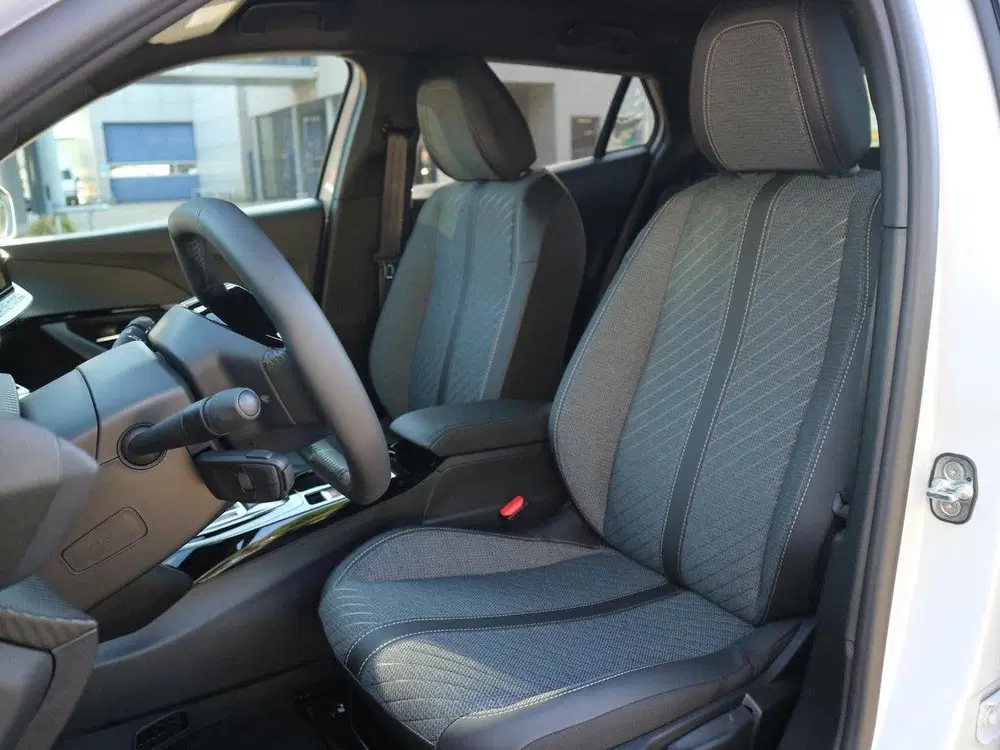Peugeot 2008 1.2 Hybrid 145 GT uit 2026, foto 9