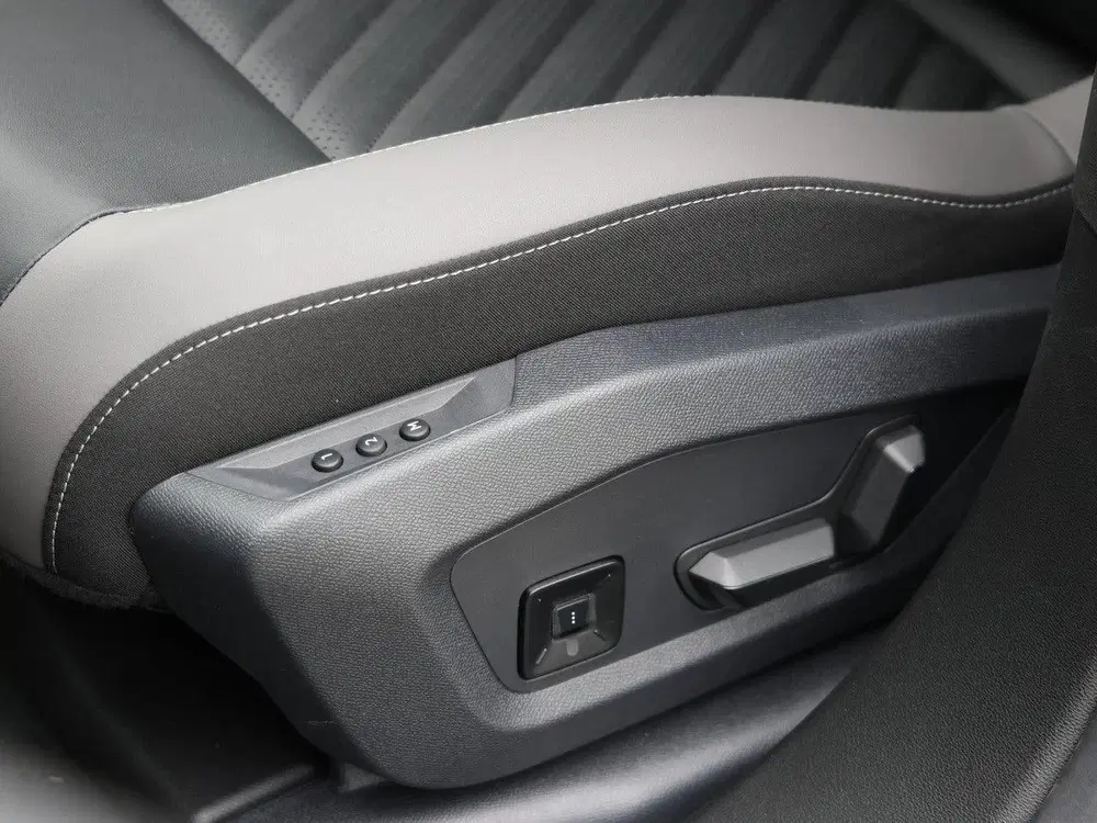 Jeep Compass 1.2 e-Hybrid First Edition uit 2026, foto 13