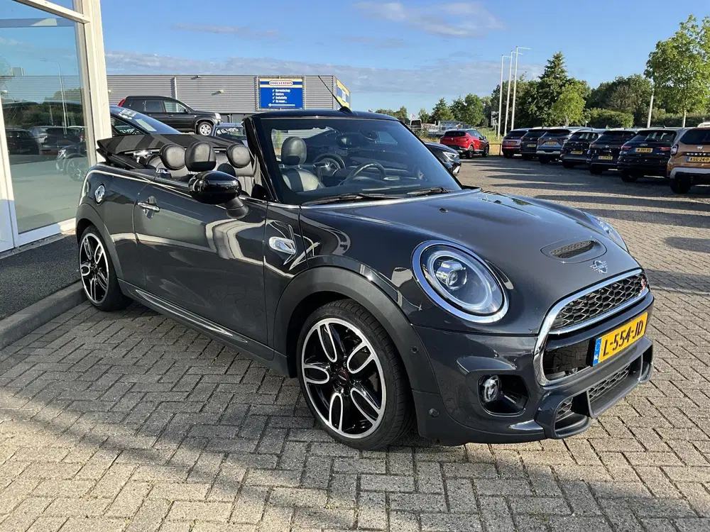Mini Cabrio 2.0 Cooper S JCW CAMERA uit 2020, foto 2