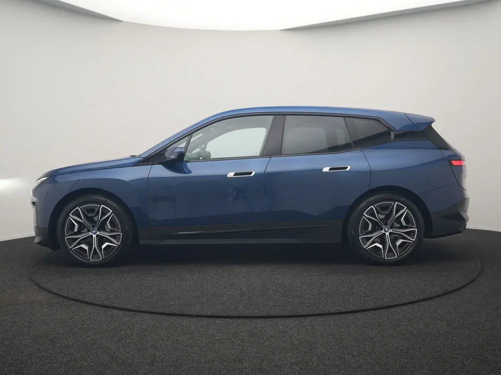 BMW iX xDrive40 Excellence 77 kWh 327pk uit 2023, foto 3