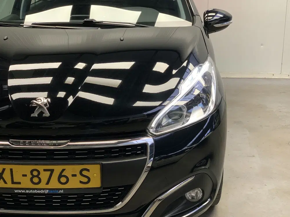Peugeot 208 1.2 PureTech Signature NAVIGATIE-AIRCO-PDC uit 2019, foto 10