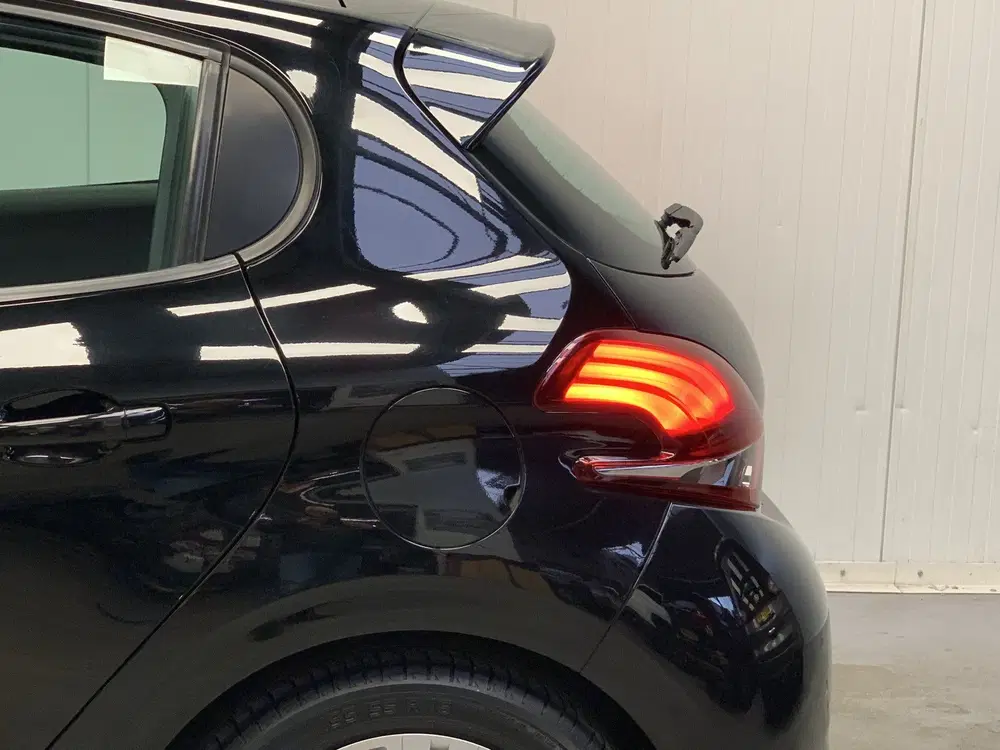 Peugeot 208 1.2 PureTech Signature NAVIGATIE-AIRCO-PDC uit 2019, foto 15