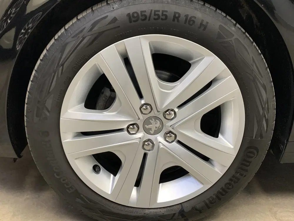 Peugeot 208 1.2 PureTech Signature NAVIGATIE-AIRCO-PDC uit 2019, foto 9