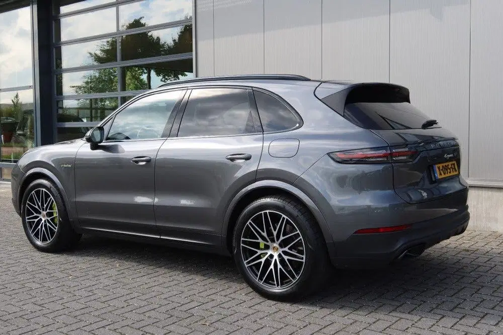 Porsche Cayenne 3.0 E-Hybrid Platinum Edition Chrono uit 2021, foto 4