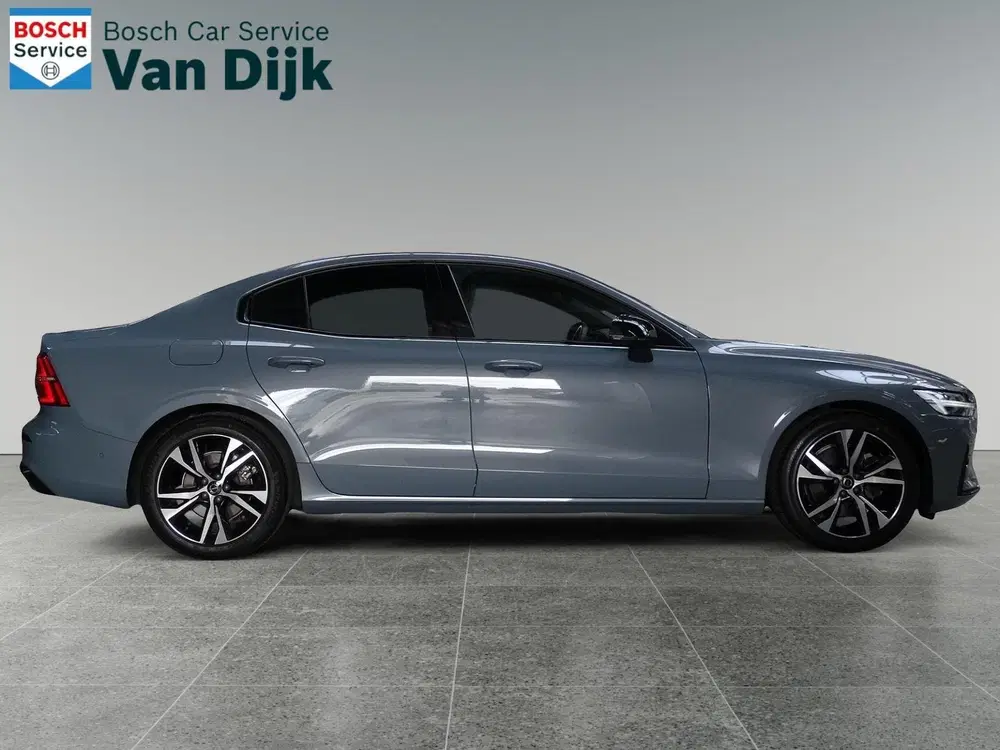 Volvo S60 B4 plus dark uit 2023, foto 2