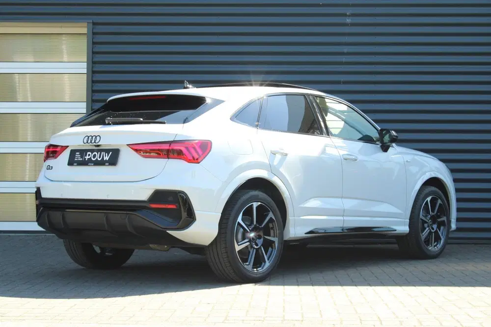 Audi Q3 45 TFSIe 245pk S Edition uit 2022, foto 2