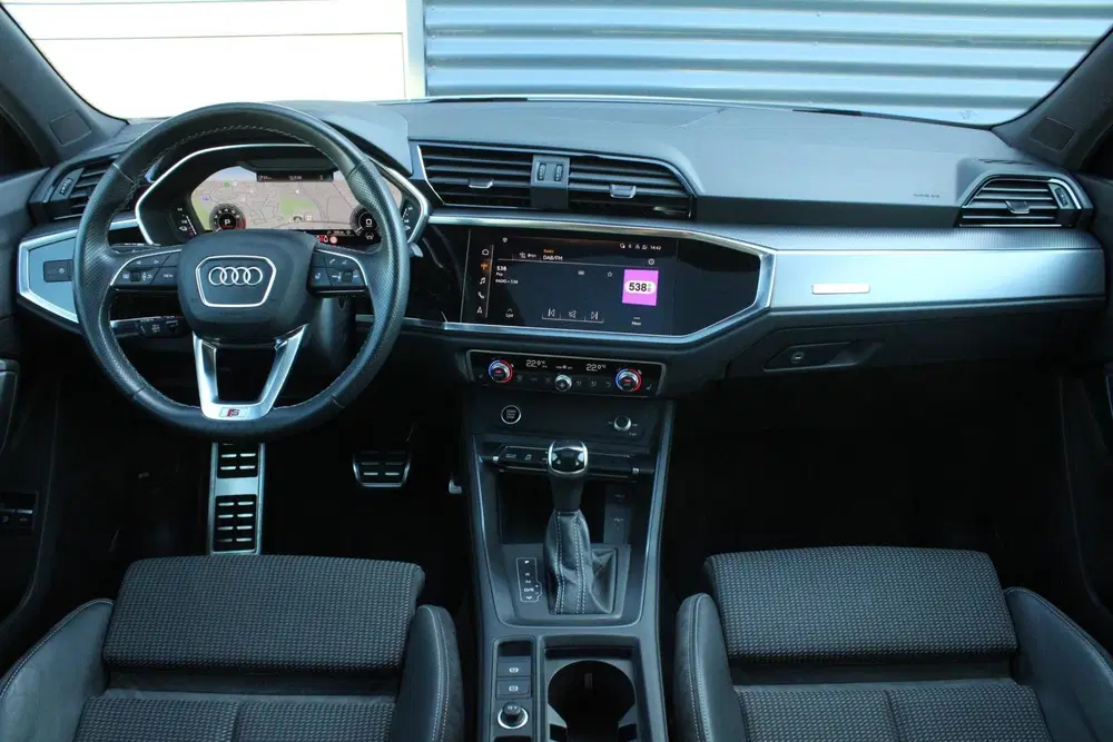 Audi Q3 45 TFSIe 245pk S Edition uit 2022, foto 5