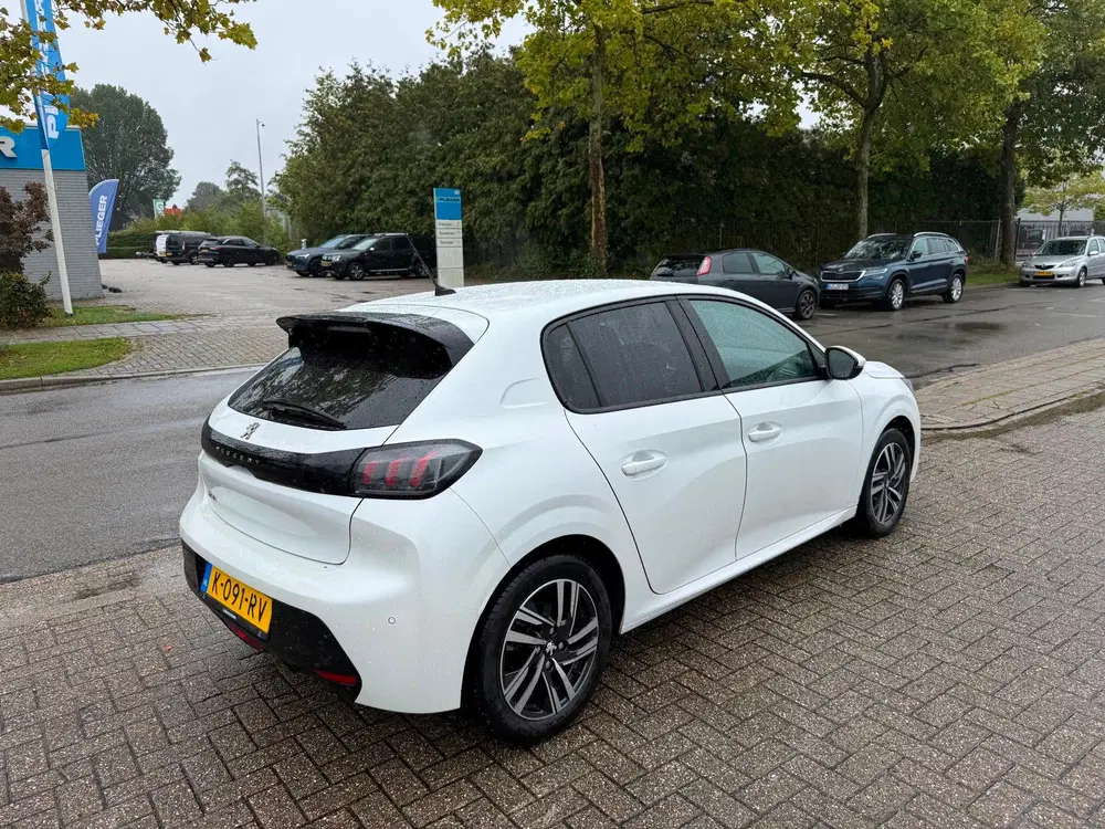 Peugeot 208 1.2 PureTech Allure Automaat uit 2021, foto 2