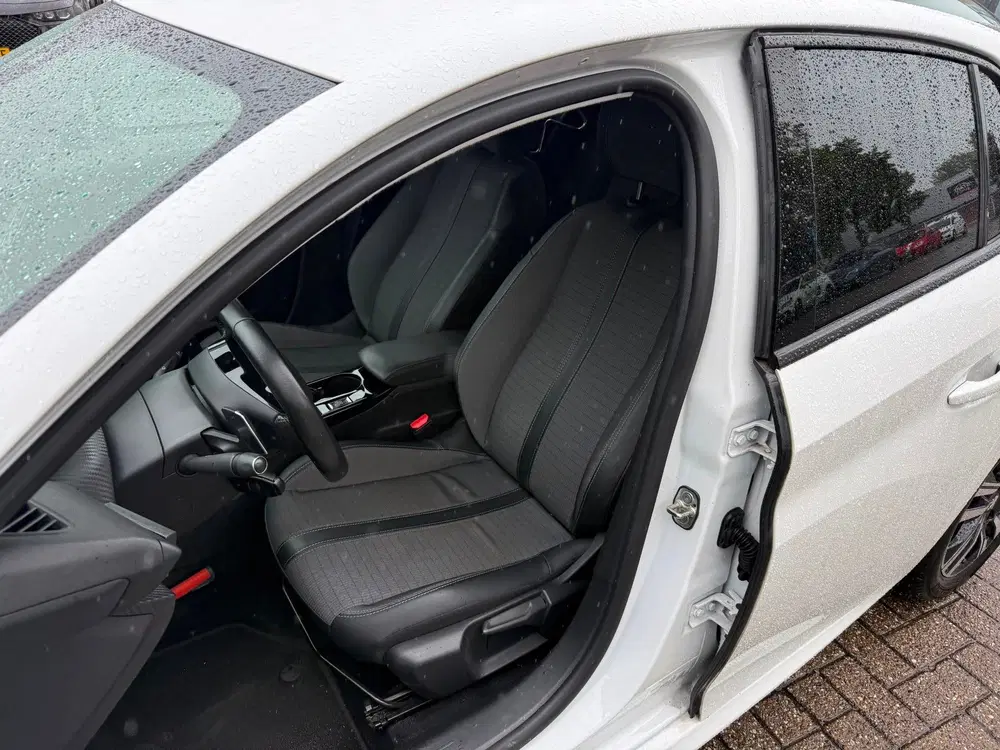 Peugeot 208 1.2 PureTech Allure Automaat uit 2021, foto 3