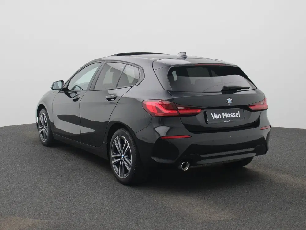 BMW 1-serie 118i Executive uit 2023, foto 2