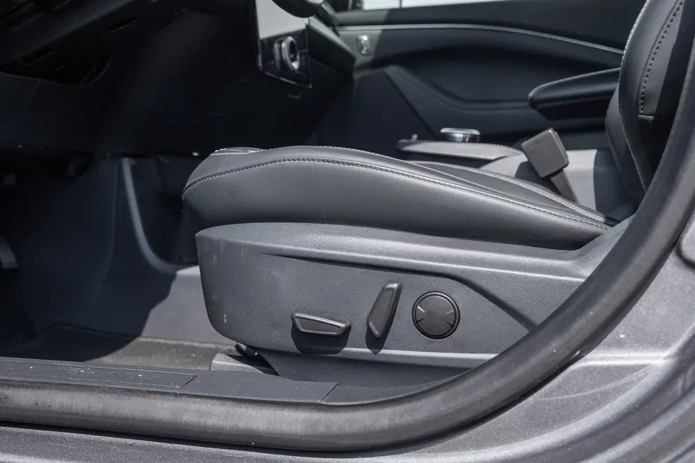Ford Mustang Mach-E Extended RWD 98 kWh soh95% panoramadak uit 2021, foto 10