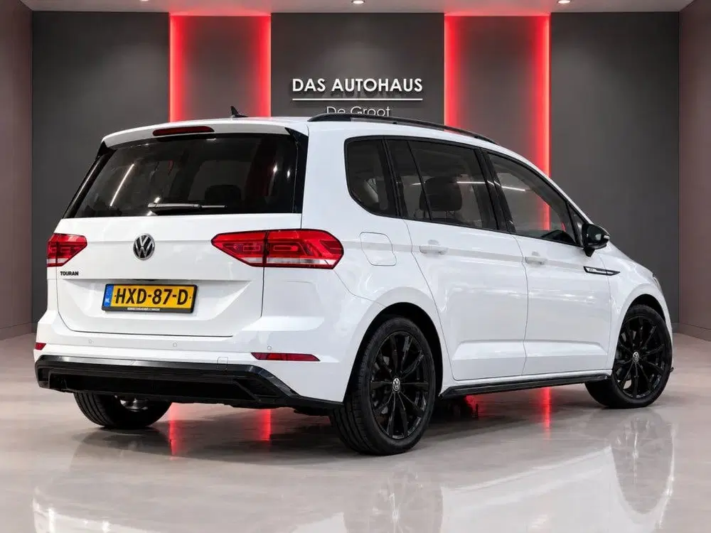 Volkswagen Touran 1.5 TSI 150pk DSG R-Line Black Style 7p. uit 2020, foto 3