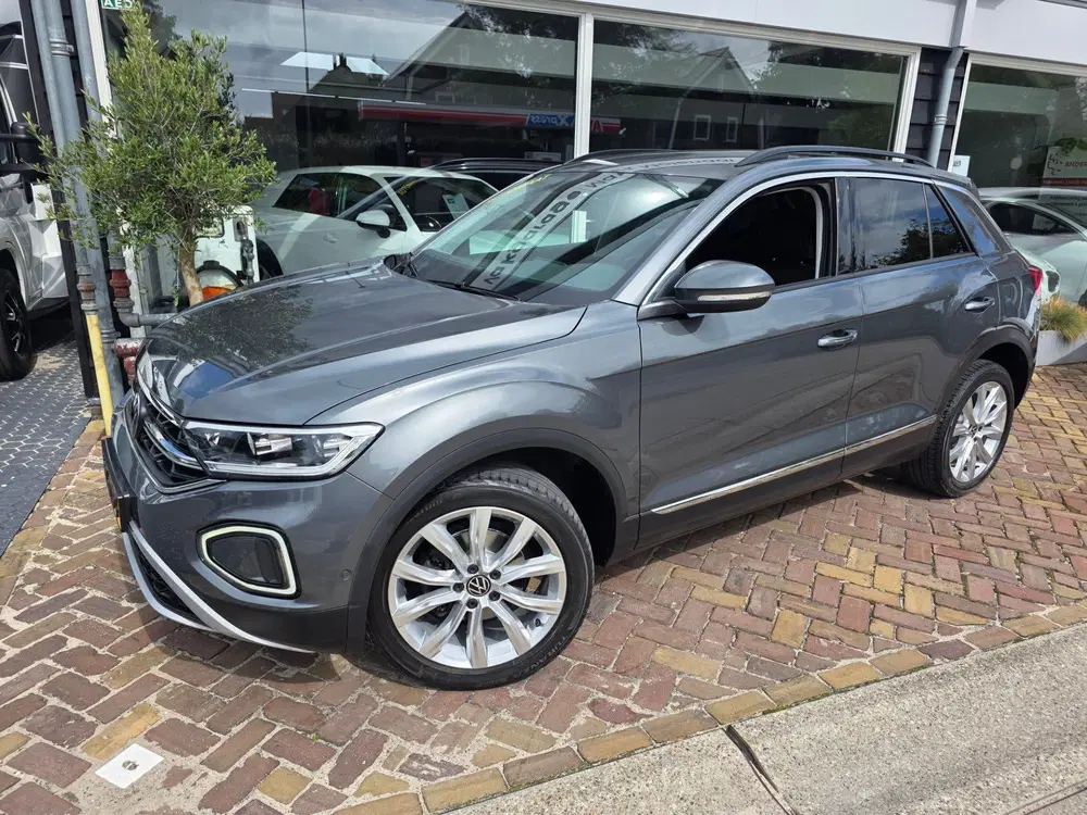 Volkswagen T-Roc 1.5 TSI R-Line Business+automaat uit 2023, foto 2