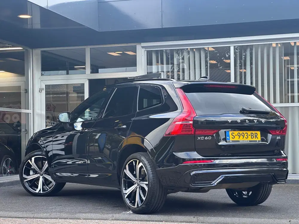 Volvo XC60 B5 Ultimate Dark ORG NL uit 2023, foto 3