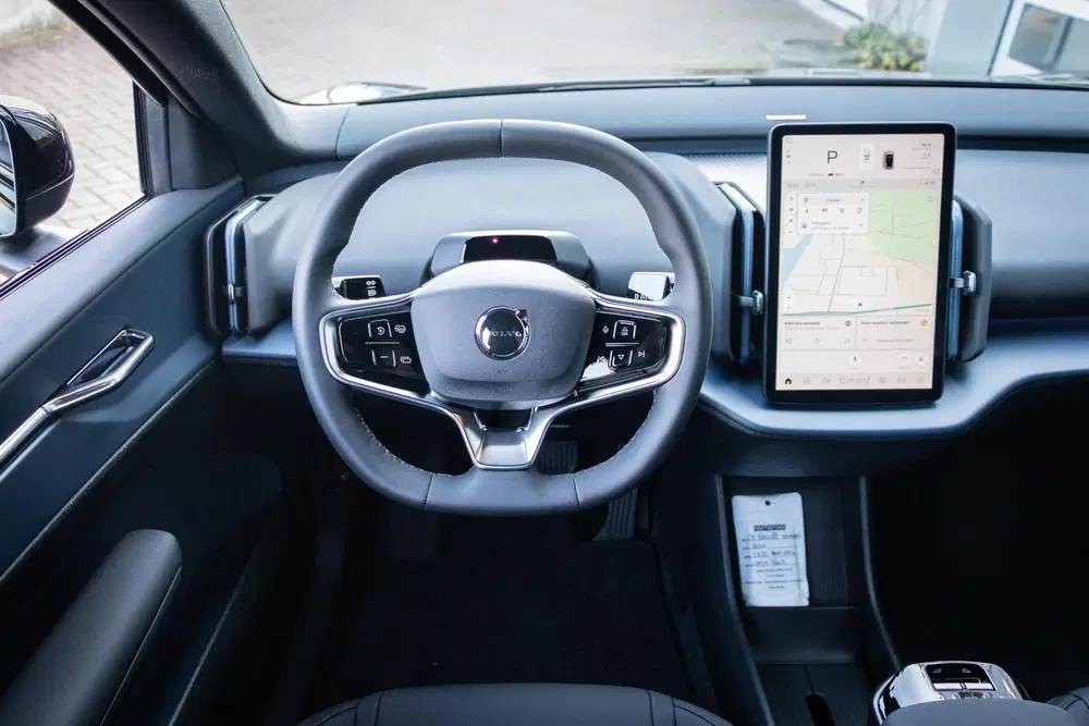 Volvo EX30 P5 Long Range Ultra Black Edition 69 kWh E uit 2026, foto 2