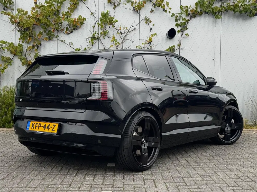 Volvo EX30 P5 Long Range Ultra Black Edition 69 kWh E uit 2026, foto 3