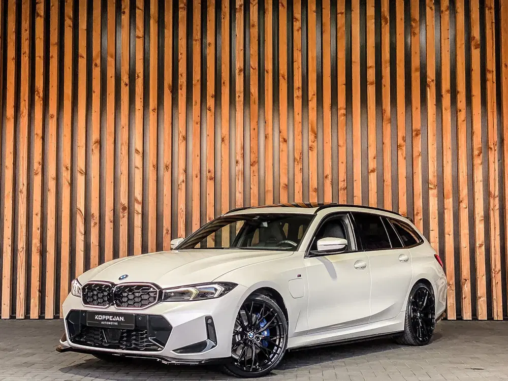 BMW 3-serie 3 Serie Touring 330e 292PK xDrive High Exe uit 2023, foto 2