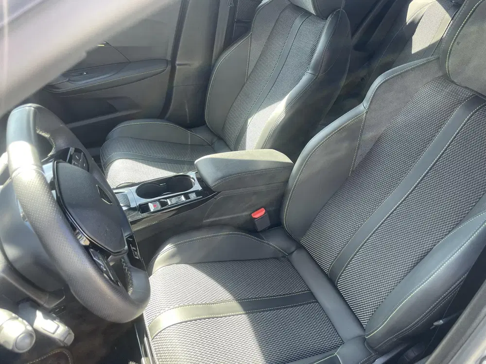 Peugeot 2008 1.2 Hybrid 145 GT uit 2025, foto 14